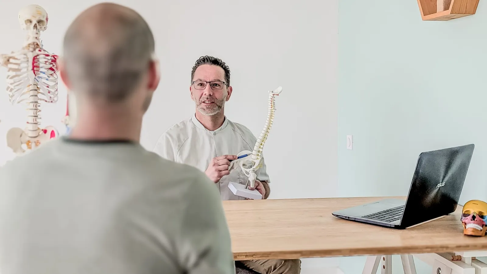 Frédéric Laplace écoute un patient assis face à lui à son bureau